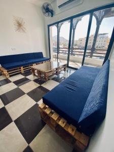 亚喀巴Friends Oasis的客房设有两张床、一张桌子和窗户。
