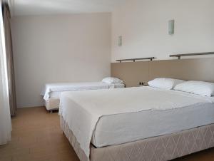 安塔利亚Safari Otel的白色墙壁客房的两张床