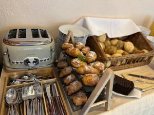 博帕德波尔格舒神酒店的面包盘和糕点盘,柜台上配有烤面包机