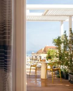 加埃塔Altavilla的阳台配有桌椅,享有海景。