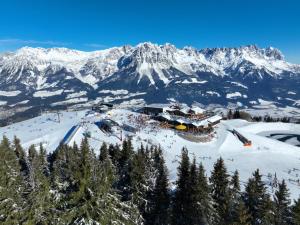 格英Mountain View Chalet Going的享有高山滑雪胜地的空中景致