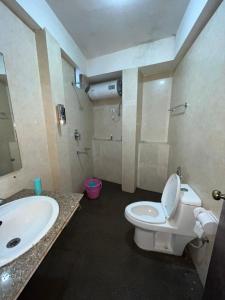 甘托克Backpackers Den (TRC)的浴室配有白色卫生间和盥洗盆。