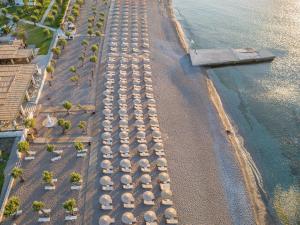 法里拉基Grecotel Lux Me Dama Dama的海滩上一排遮阳伞的空中景色