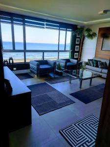 桑托斯Oceanview Santos canal 2的带沙发的客厅,享有海景