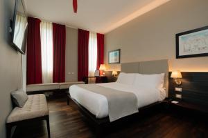 米兰10 KEYS MILANO的配有一张床和一把椅子的酒店客房