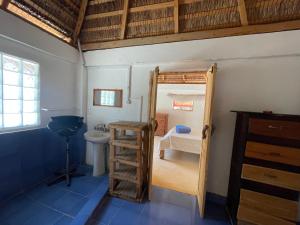 AnakaoChez Peter Pan Anakao的小房间设有双层床和卫生间