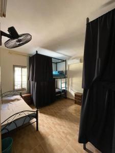 亚喀巴Extra Experiment的客房设有带一张床和镜子的卧室