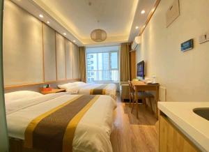 青岛青岛水云涧公寓式酒店的酒店客房设有两张床和盥洗盆