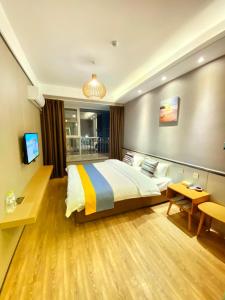 青岛青岛水云涧公寓式酒店的一间卧室配有一张床和一台电视。
