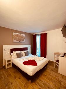 巴黎拉法叶特庭院剧场酒店的一间卧室,床上铺有红色衬衫