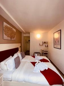巴黎拉法叶特庭院剧场酒店的一间卧室配有一张大床和毛巾