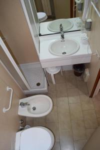 斯培西亚玛丽酒店的一间带水槽和卫生间的小浴室