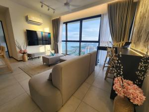 日落洞Executive Urban Suites - George Town @ Penang的带沙发和大窗户的客厅