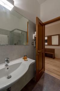 雷焦艾米利亚艾尔伯格瑞吉欧酒店的浴室设有大型白色水槽和镜子
