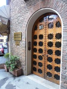 雷焦艾米利亚艾尔伯格瑞吉欧酒店的木门砖砌建筑的入口