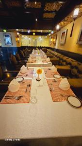 班加罗尔Sterlings Mac Hotel的一张长桌,上面有盘子和餐巾