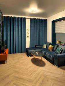 德拉赫滕Luxe appartement dichtbij centrum Drachten的客厅配有黑色沙发和桌子