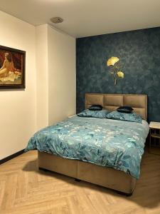 德拉赫滕Luxe appartement dichtbij centrum Drachten的一间卧室配有一张带蓝色棉被的床