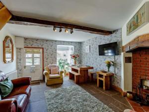 布里奇诺斯Beautiful 2 Bedroom Riverside Cottage的客厅配有沙发和桌子