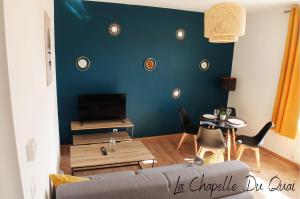 敦刻尔克La Chapelle du Quai的带沙发和蓝色墙壁的客厅
