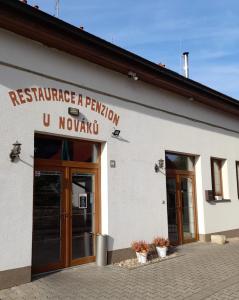 BítovanyPenzion a restaurace U Nováků的带有抵抗标志的建筑,养恤金的革新