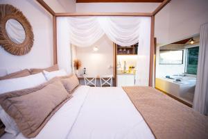 圣本图-杜萨普卡伊Chalés Quinta da Boa Vista的卧室配有白色大床和水槽