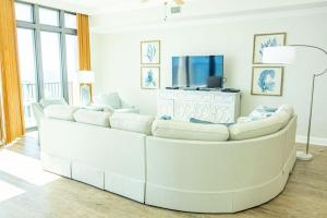 奥兰治比奇The Bluebird OBA at Phoenix West II的白色的客厅配有大白色沙发