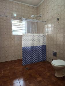 伯迪亚哥Casa no Centro 600m da Praia的带淋浴和卫生间的浴室。