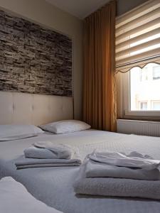 埃迪尔内22 OTEL的一间卧室设有两张床和砖墙