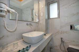 耶奥伊乌波利斯Vantaris Luxury Beach Resort的白色的浴室设有水槽和镜子