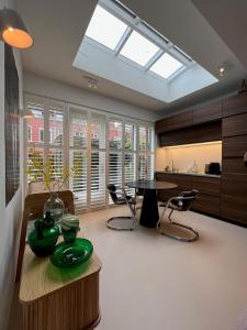 阿姆斯特丹B&B Urban Oasis的厨房设有天窗和桌椅。
