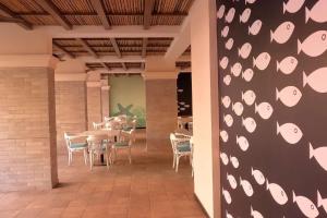 达波林Quiet & Cozy Resort Style Fully Furnished 1-BHK Apartment的一间带桌椅的用餐室
