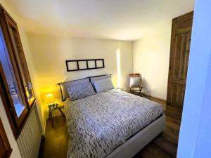 托尔诺Le Bon Bon CIR-TORGNON-0017的一间卧室配有一张床、两盏灯和一个窗户。