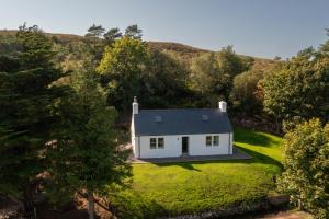 KensaleyreIsle of Skye luxury cottage near Portree的草坪上白色房子的空中景色