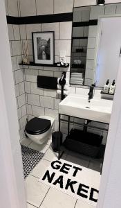 杜塞尔多夫V & S Apartments Since 2023的浴室设有卫生间和水槽,并带有要标