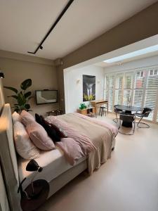 阿姆斯特丹B&B Urban Oasis的一间卧室配有一张大床和一张桌子