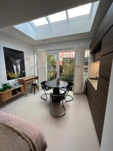阿姆斯特丹B&B Urban Oasis的一间卧室设有天窗和一张桌子