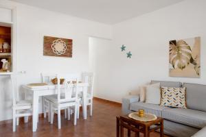 法马拉Casa Famara的客厅配有沙发和桌子