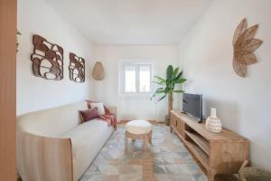 里斯本Beato Tagus River View的客厅配有白色沙发和电视