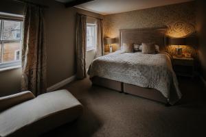 阿宾汉姆The Lake Isle Restaurant with rooms的一间卧室设有一张床和一个窗口