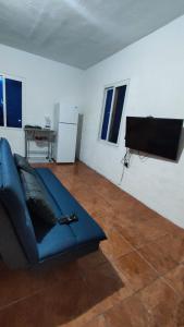 EscuintlaApartamento Pradera's的客厅配有蓝色的沙发和平面电视。
