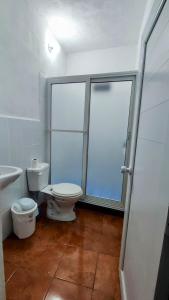 EscuintlaApartamento Pradera's的一间带卫生间和玻璃淋浴间的浴室
