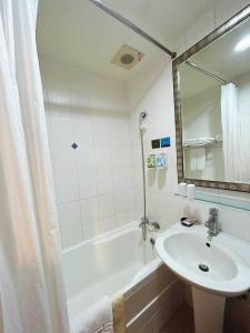 台南信然文旅-首學 寵物友善預訂前務必事先詢問的一间带水槽、浴缸和镜子的浴室