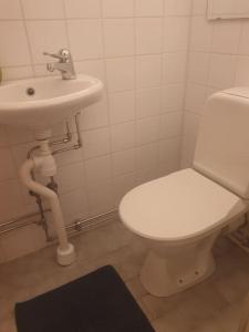 于默奥Mycket Centralt Hel studio lägenhet的浴室配有白色卫生间和盥洗盆。