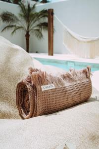 吉利特拉旺安Cahaya Villas - Luxury Villa With Private Pool的游泳池畔床上的毯子