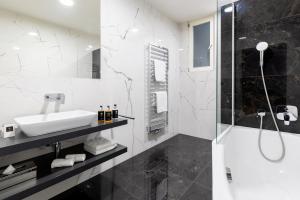 布拉格Hotel Ikona的黑白浴室设有水槽和淋浴