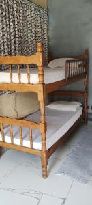 圣塞巴斯蒂安Hostel Recanto Caiçara的客房内的两张木制双层床