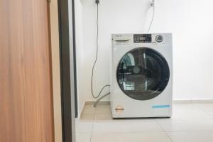 淡文Ipoh Tambun Sunway Onsen Suite 3R2B Maya的隔壁设有洗衣机。