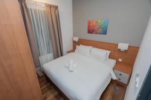 淡文Ipoh Tambun Sunway Onsen Suite 3R2B Maya的一间卧室配有一张白色床,上面有两根蜡烛