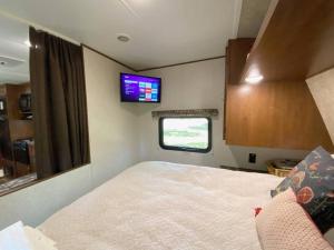 Pet friendly Rental - RV Sleeps 4 - Access to Guadalupe River客房内的一张或多张床位